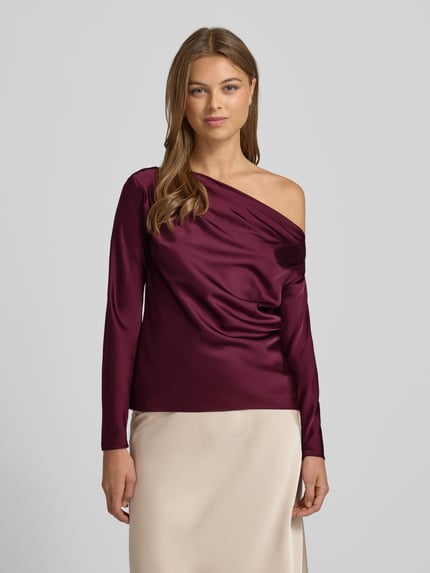 Frauenmodel trägt Regular Fit Bluse im One-Shoulder-Look Modell 'HASBRIN' von Lauren Ralph Lauren aus bordeauxfarbenem Satin, Damen Bluse, Ganzkörperansicht von vorne. Rückenlänge bei Größe S: 52 cm, Ärmellänge bei Größe S: 63 cm.