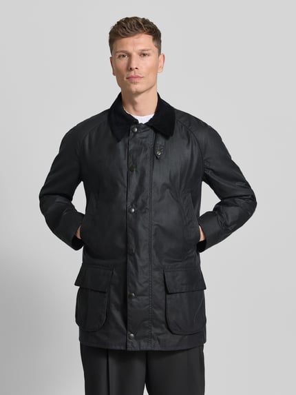 Männermodel trägt Jacke mit Umlegekragen Modell 'BRISTOL' von Barbour aus reiner Baumwolle, gerade Form, schwarze Farbe, Ganzkörperansicht von vorne.