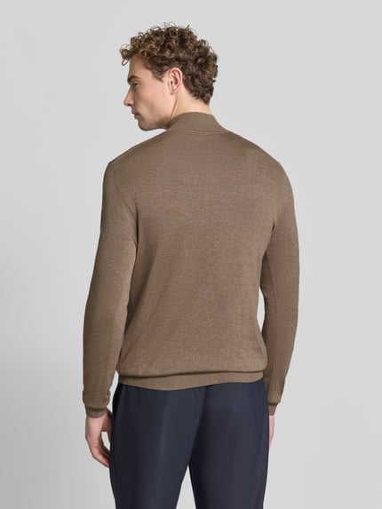 Mężczyzna nosi Slim Fit Strickpullover aus Baumwoll-Mix mit Viskose-Anteil od ROY ROBSON, mieszanka bawełny i wiskozy, imitacja dzianiny, kołnierz zapinany, krój z długim rękawem, prążkowane wykończenia, logo marki; długość tyłu w rozmiarze M: 69 cm, długość rękawów w rozmiarze M: 72 cm, widok całej sylwetki od tyłu