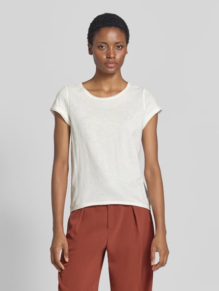 Modelka kobieca nosi Regular Fit T-Shirt aus reiner Baumwolle von s.Oliver RED LABEL w kolorze ecru, prosta faktura, widok całej sylwetki z przodu.