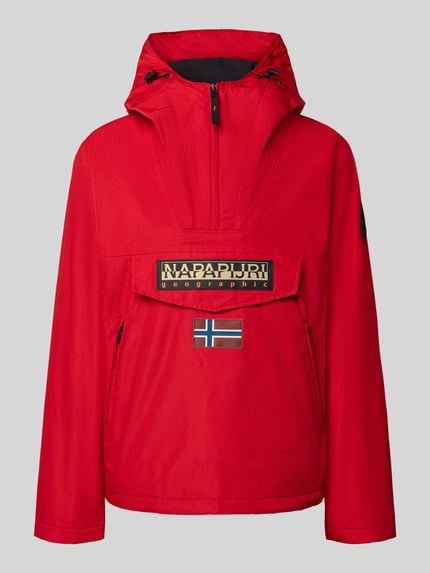 Produktfoto, Jacke mit Kapuze und kurzem Reißverschluss von Napapijri in kräftigem Rot, gerade geschnitten, Label-Patches, glatte Textur