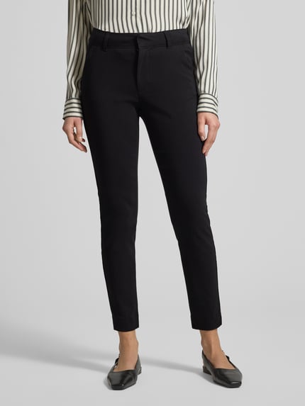 Vrouwenmodel draagt Hose mit Gesäßtaschen Modell 'DIXI' van B.Young, Viscosemix met stretch, slim fit, achterzakken, zwart, binnenbeenlengte 73 cm, bandwijdte 37 cm, voorkant gehele lichaam