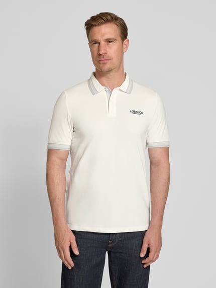 Männermodel trägt Regular Fit Poloshirt aus Baumwoll-Mix von s.Oliver RED LABEL, Optik: Unifarben, Piqué-Textur, Ganzkörperansicht von vorne.