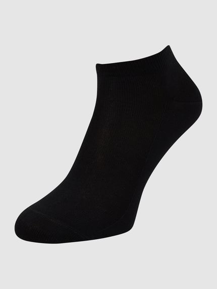 Productfoto, zwarte Sneakersocken met Label-Detail van Falke, katoenmix met stretch, aansluitende pasvorm, geribde boorden.