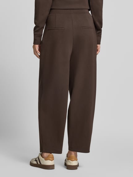 Frauenmodel trägt Barrel Fit Sweatpants mit elastischem Bund von Christian Berg Woman in Dunkelbraun, Material-Mix mit Modal-Anteil, Ganzkörperansicht Rückansicht.