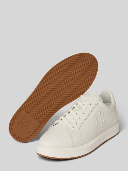 Produktfoto, Sneaker aus Leder Modell 'AINSLEY' van Lauren Ralph Lauren, dames sneakers van echt leer met afgeronde punt, vetersluiting, labeldetails, hakhoogte 4 cm, schachthoogte 8 cm, schachtbreedte 7 cm, witte kleur, bruine zool, gladde textuur, minimalistisch design.