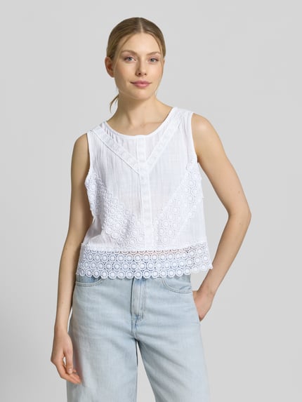 Frauenmodel trägt Regular Fit Top mit Lochstickerei von Apricot in Weiß, reine Baumwolle, ärmellos, Rundhalsausschnitt, Nahaufnahme Oberkörper.