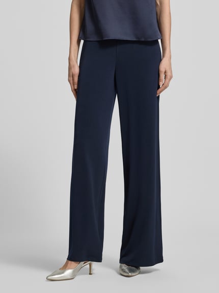 Frauenmodel trägt Stoffhose mit Gesäßleistentaschen und elastischem Bund von Vera Mont, Dunkelblau, Material-Mix mit Stretch-Anteil, Loose-Fit, Nahaufnahme Unterkörper von vorne.