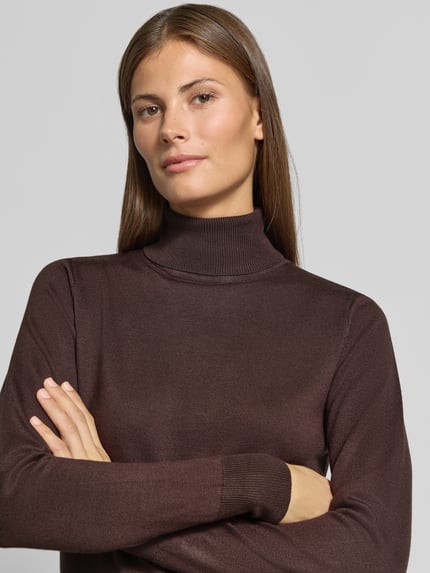 Vrouwenmodel draagt Slim Fit gebreide pullover uit viscosemix Model 'Morla' van b.young, col, elastische boorden, Nahaufnahme bovenlichaam.