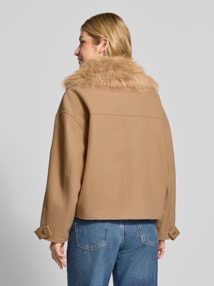 Frauenmodel trägt Straight Fit Jacke mit doppelreihiger Knopfleiste von monari aus Mieszanka materiałów z dodatkiem wiskozy, kolor beżowy, patki przy mankietach, wpuszczane kieszenie, Kołnierz z połami, widoczne faktury materiału, Ganzkörperansicht Rückansicht. Długość tyłu w rozmiarze 36: 57 cm, Szerokość ramion w rozmiarze 36: 61 cm, Szerokość w rozmiarze 36: 56 cm, Długość rękawów w rozmiarze 36: 51 cm.