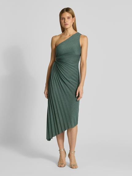 Kobiecy model prezentuje sukienkę koktajlową in asymmetrischem Look von V by Vera Mont w kolorze zielonym, mieszanka materiałów z dodatkiem streczu, taliowany krój, sukienka midi, fason na jedno ramię, plisowanie, asymetryczny krój, długość tyłu w rozmiarze 36: 124 cm, szerokość w rozmiarze 36: 42 cm, pełen widok z przodu.