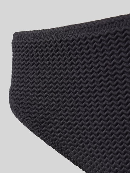 Produktfoto, Bikini-Slip mit elastischem Bund von Seafolly aus schwarzem Material-Mix mit Stretch-Anteil, wellige Textur, körpernaher Schnitt