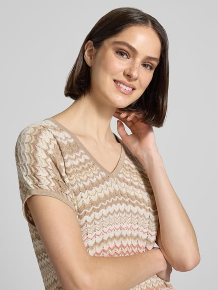 Vrouwenmodel draagt gebreid shirt met V-hals en kapmouwen model 'Shani' van MOS MOSH van katoenmix, loose fit, dames, nahaufnahme bovenlichaam.