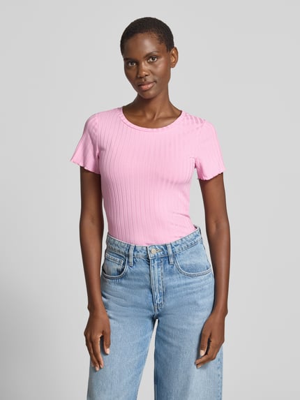 Frauenmodel trägt T-Shirt aus Viskose-Mix in Ripp-Optik von Rich & Royal, Slim-Fit, Rundhalsausschnitt, sanftes Rosa, Nahaufnahme Oberkörper. Damen T-Shirt mit Stretch-Anteil, Rückenlänge bei Größe S: 51 cm, klare Linien und feine Struktur.