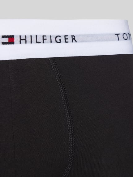Produktfoto, Trunks aus Baumwoll-Mix im 3er-Pack von Tommy Hilfiger in Optik: Unifarben, Skinny Fit, Label-Schriftzug, elastischer Bund, Materialverarbeitung: Stretch, glatte Textur, schwarzer Stoff mit weißem Bund