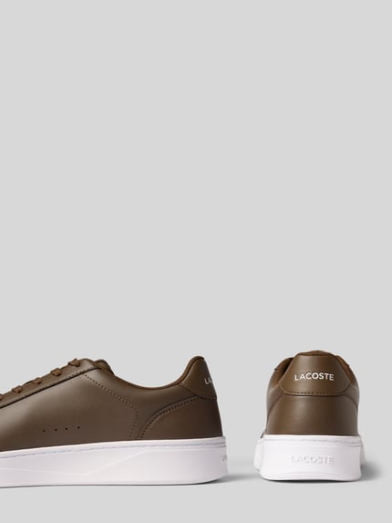 Produktfoto, brązowe sneakersy z wytłoczonym logo model 'Court Pro' od Lacoste, biała podeszwa, męskie sneakersy, widok z tyłu