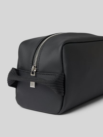 Produktfoto, Kulturbeutel mit Logo-Patch Modell 'Classic Toilet Kit' von Lacoste, schwarze strukturierte Oberfläche, Herren kosmetyczka