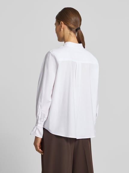 Frauenmodel trägt Langarmbluse aus Viskose-Elasthan-Mix mit Rüschen von MORE & MORE in Weiß, Rückansicht, Regular Fit, glatte Textur, KI-modifiziertes Bild.