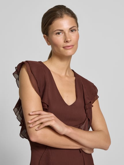 Vrouwenmodel draagt avondjurk met Schmetterlingsärmeln und Volants van Rinascimento in bruin chiffon, getailleerd model, V-hals, nahaufnahme bovenlichaam