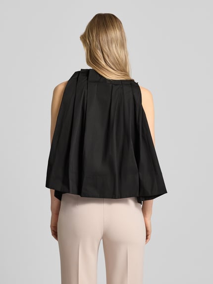 Frauenmodel trägt Bluse mit Umlegekragen und Rüschen von Rinascimento, schwarz, Baumwoll-Mix, Loose Fit, Rückenansicht, Ganzkörperansicht Rückansicht.