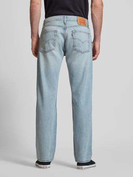 Männermodel trägt Relaxed Straight Fit Jeans im Used-Look Modell '555' von Levi's®, helle Waschung, Eingrifftaschen, Reine Baumwolle, Ganzkörperansicht Rückansicht.