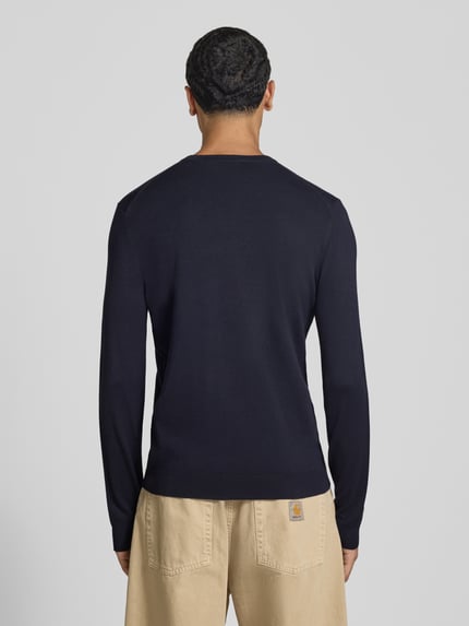 Männermodel trägt dunkelblauen Regular Fit Pullover aus viscosemix Modell 'WYLER' von ONLY, Heren pullover, Ganzkörperansicht Rückansicht