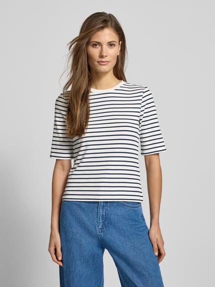 Vrouwenmodel draagt Geripptes T-Shirt mit Streifenmuster - curated by Tinvcb van SIC, regular fit, ribstructuur, ronde hals, half korte mouw, viscose-elastaanmix, wit met donkerblauwe strepen, lichaamslengte maat 36: 51 cm, vooraanzicht bovenlichaam.