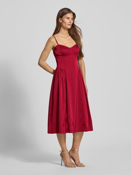 Vrouwenmodel draagt knielanges cocktailkleid met spaghettiträgern van Adrianna Papell, rood, A-lijn, mix van stoffen, volledige vooraanzicht