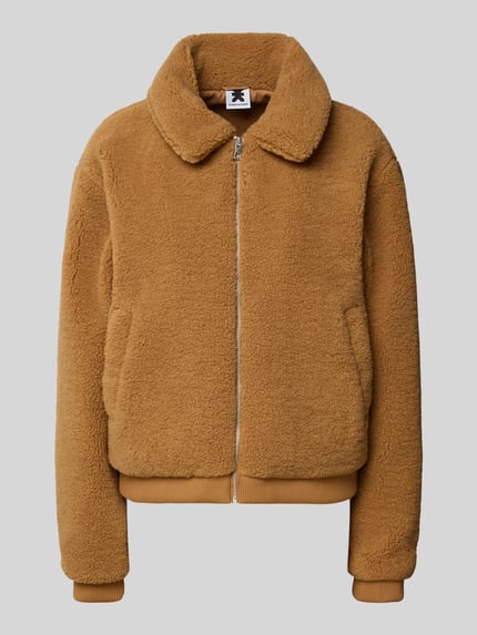 Produktfoto, Jacke aus Teddyfell mit Eingrifftaschen von Karo Kauer in Camel, Umlegekragen, Regular Fit, sichtbare Reißverschlüsse, weiche Struktur