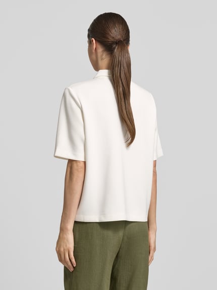 Vrouwenmodel draagt Regular Fit Poloshirt met ritssluiting van Christian Berg Woman, materiaalmix met modal, 1/2-mouwen, rugaanzicht.