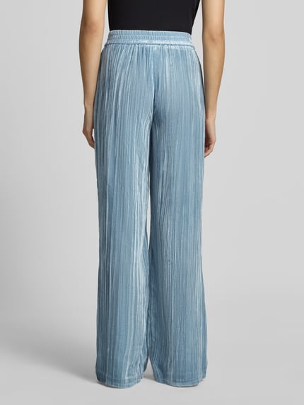 Vrouwenmodel draagt lichtblauwe Weite Hose aus Viskose-Mix van Jake*s Casual met plooitextuur, Ganzkörperansicht Rückansicht.