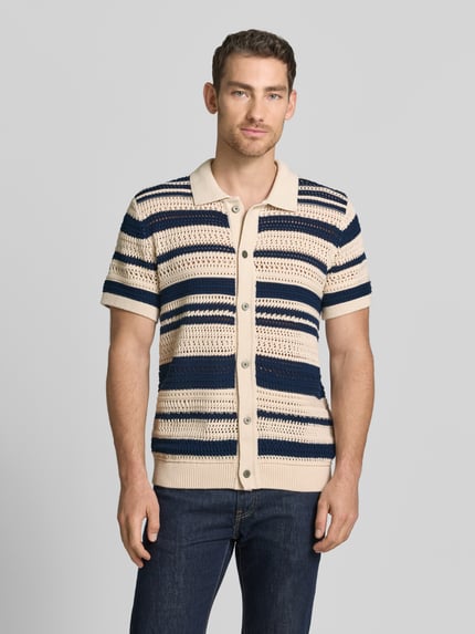 Männermodel trägt Modern Fit Freizeithemd in Strick-Optik mit Knopfleiste von Jack & Jones Premium, Beige und Marineblau, Kentkragen, Reine gewachste Baumwolle, Modell 'BLUHAMILTON', Ganzkörperansicht von vorne.