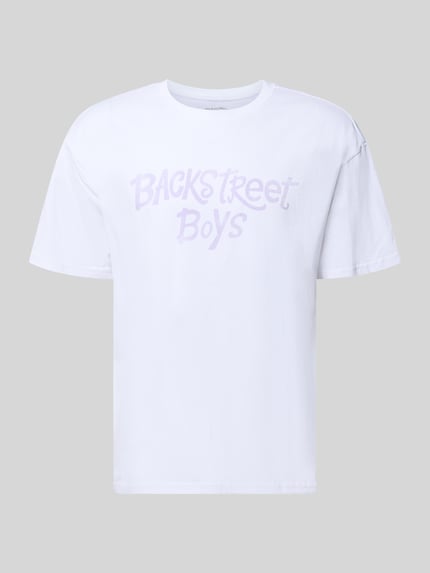 Produktfoto, weißes Regular Fit T-Shirt aus reiner Baumwolle Modell 'Backstreet Boys' von Mister Tee, kurze Ärmel, Rundhalsausschnitt, dezenter Print, glatte Struktur.