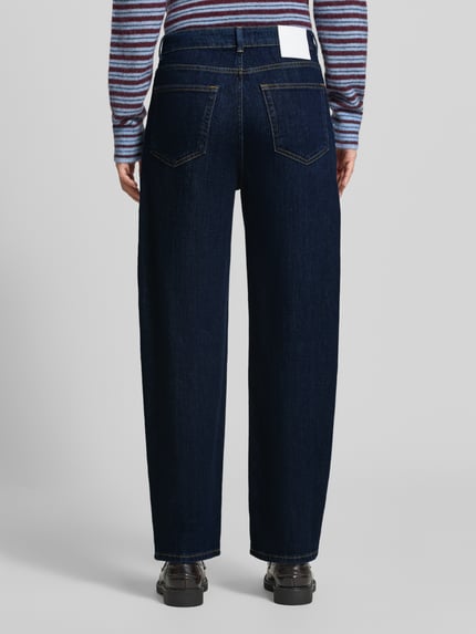 Frauenmodel trägt Barrel Jeans aus Baumwoll-Mix Modell 'Mari Cosmo' von OPUS PANTS, dunkelblau, breite Beine, Ganzkörperansicht Rückansicht.