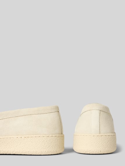 Productfoto, Loafer met Label-Detail model 'REINER' van Antony Morato, echt leer, afgeronde neus, gestructureerde zool, beige kleur.