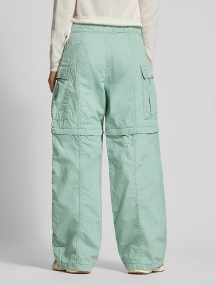 Frauenmodel trägt Cargohose mit aufgesetzten Taschen von Levi’s®, mintgrün, lockerer Schnitt, reine Baumwolle, Unifarbe, Ganzkörperansicht Rückansicht.