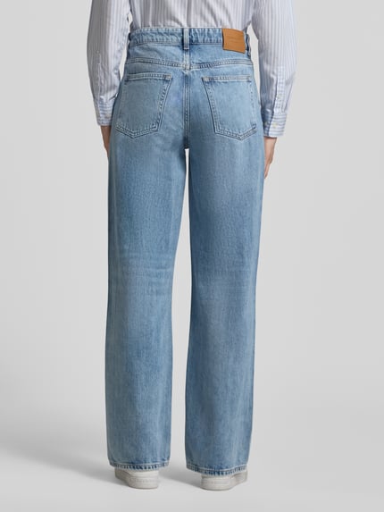 Vrouwenmodel draagt Wide Leg Jeans im 5-Pocket-Design van Gant in lichtblauwe katoenmix, straight fit, bandwijdte maat 27: 38 cm, binnenbeenlengte maat 27: 79 cm, ganzecutaanzicht achteraan.