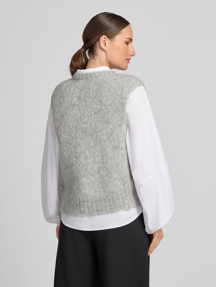 Frauenmodel trägt Regular Fit Pullunder aus Alpaka-Mix mit Schurwoll-Anteil von Lanius in Grau mit Lochmuster, Rückenansicht, Ganzkörperansicht Rückansicht.