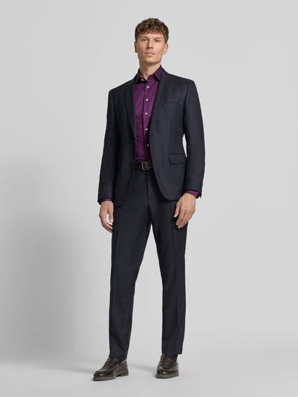 Männermodel trägt Regular Fit Business-Hemd mit Kentkragen von Christian Berg Men in Lila, Reine Baumwolle, Ganzkörperansicht von vorne.