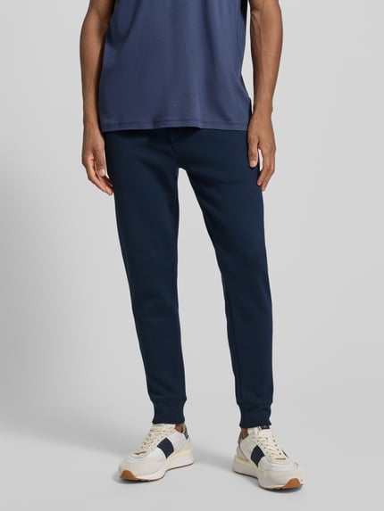 Männermodel trägt Sweatpants mit elastischem Bund von Polo Ralph Lauren aus Baumwoll-Mix, lockerer Schnitt, Reißverschlusstaschen, navy, Ganzkörperansicht von vorne.