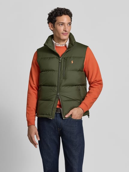 Männermodel trägt Regular Fit Weste mit Logo-Stitching von Polo Ralph Lauren in Olivgrün, glatte Textur, Ganzkörperansicht von vorne, Herren Weste von Polo Ralph Lauren.