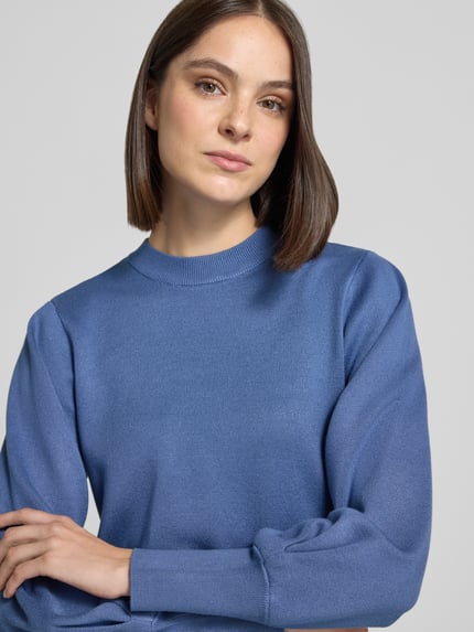 Frauenmodel trägt Pullover mit langen Bündchenärmeln Modell 'K106-comppleat' von JAKE*S WOMAN COLLECTION, unifarben, Feinstrick, Nahaufnahme Oberkörper.