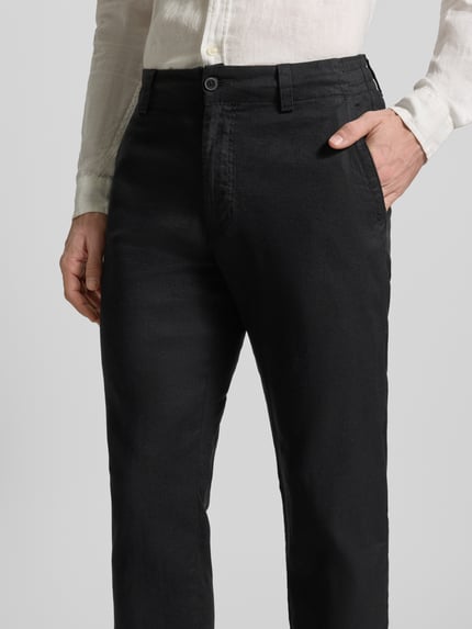 Männermodel trägt Regular Fit Leinenhose aus Leinen-Mix Modell 'Sanderson-L-3' von BOSS, Optik: Unifarben, Nahaufnahme Oberkörper. Materialverarbeitung: Leinen-Mix, Details: Gesäßtaschen, seitliche Eingrifftaschen, Label-Patch, Gürtelschlaufen, Verschluss: Knopf und verdeckter Reißverschluss, Bundabschluss: Tunnelzug.