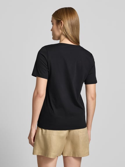 Vrouwenmodel draagt Regular Fit T-shirt uit puur katoen van Marc O'Polo, look: effen, regular fit pasvorm, V-hals, korte mouw, puur katoen. Ganzkörperansicht Rückansicht.