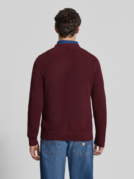 Männermodel trägt Regular Fit Strickpullover aus reiner Baumwolle von MCNEAL, tiefer Rotton, strukturierte Oberfläche, Ganzkörperansicht Rückansicht. Rückenlänge 73 cm, Ärmellänge 53 cm, Rundhalsausschnitt, elastische Abschlüsse.