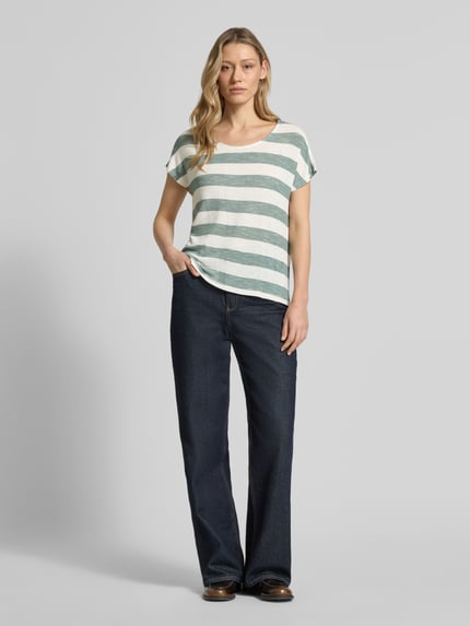Modelka nosi Regular Fit T-Shirt aus Viskose-Mix Modell 'WIDE STRIPE' od Vero Moda, krój regular fit, wielokolorowy, widok całej sylwetki z przodu.