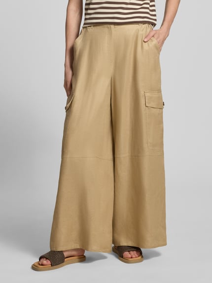 Vrouwenmodel draagt Wide Leg Cargohose aus reinem Leinen van Weekend Max Mara met look: effen, pasvorm: wide leg, high waist, labelapplicatie, riemlussen, knoop- en ritssluiting, steekzakken, achterzakken en cargozakken, materiaal: linnen. Detailopname onderlichaam.