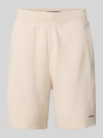 Produktfoto, Straight Fit Shorts mit Strukturmuster von G-Star Raw in Creme, Elastischer-Material-Mix mit Baumwoll-Anteil, Logo-Detail, Elastischer Bund, Bundweite 44 cm, Innenbeinlänge 20 cm.