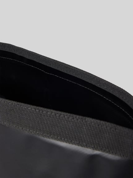 Produktfoto, Tasche mit Riemen und Label-Print von Quiksilver, glatte schwarze Oberfläche, sichtbare Naht, Herren Tasche.