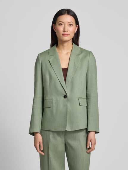 Frauenmodel trägt Regular Fit Blazer aus reinem Leinen von s.Oliver BLACK LABEL, Optik: Unifarben, Reverskragen, 1-Knopf-Verschluss, Langarm, Kissing-Buttons, angedeutete Pattentaschen, Material: Leinen, Ganzkörperansicht von vorne.